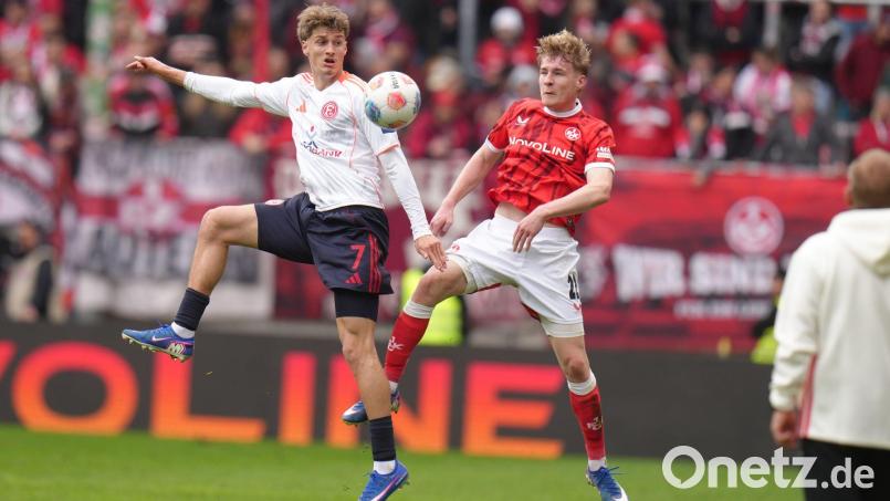 Luca Raimund (Fortuna Düsseldorf,l.) und Mika Haas (1. FC Kaiserslautern) kämpfen um den Ball. Bild: Thomas Frey/dpa