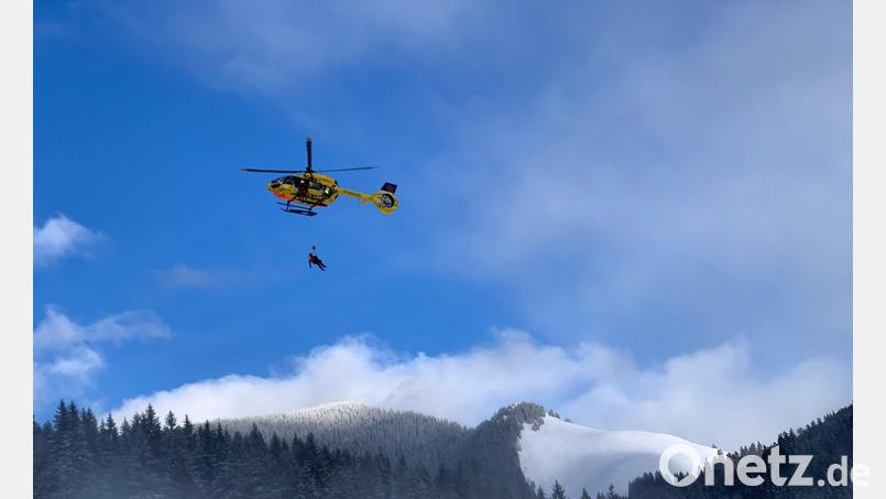 Mit einem Helikopter konnte der Urlauber aus seiner misslichen Lage gerettet werden. (Symbolbild) Bild: Annette Reuther/dpa/dpa-tmn