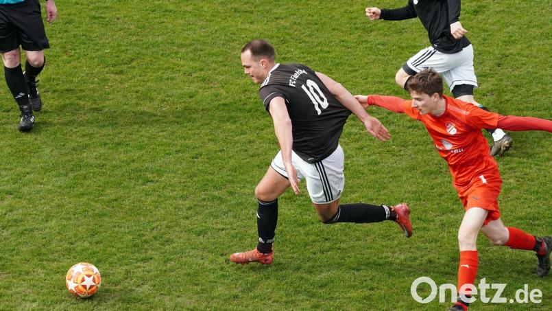 Der TSV Königstein (rot) und der FC Edelsfeld lieferten sich einen harten Fight. Bild: jma