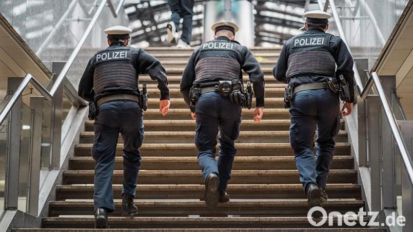 Gegen 19 Uhr meldete der Mitarbeiter eines Lokals im 1. Stock des Hauptbahnhofes Regensburg dem Bundespolizeirevier Regensburg eine Streitigkeit zwischen mehreren Personen. Bild: Jacob Maibaum