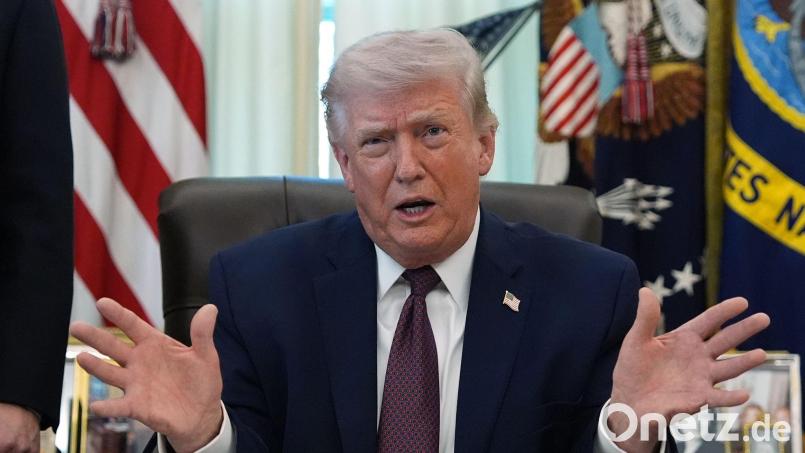 Trump ordnet die Bezahlung der Mitarbeiter des Heimatschutzministeriums an. (Archivbild) Bild: Alex Brandon/AP/dpa