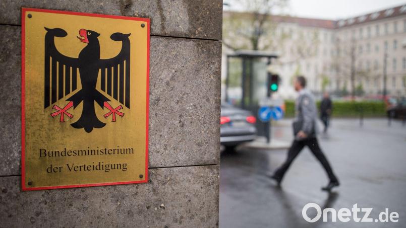 Männer, die länger ins Ausland wollen, müssen sich bei der Bundeswehr abmelden. (Archivbild) Bild: Michael Kappeler/dpa