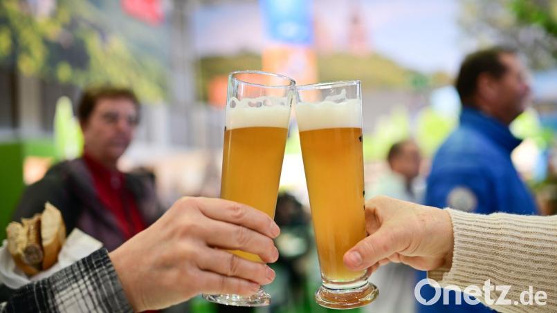 Vorsicht heißt es beim alkoholfreien Hefeweizen der Brauerei Gutmann. (Symbolbild) Bild: Sebastian Christoph Gollnow/dpa