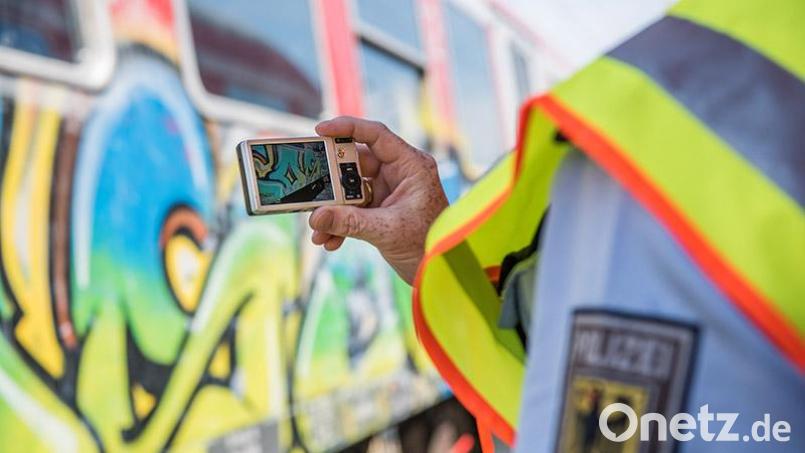 Unbekannte haben abgestellte Züge in Regensburg besprüht. Die Bundespolizei ermittelt und sucht Zeugen. Bild: Quellenangabe Bundespolizei
