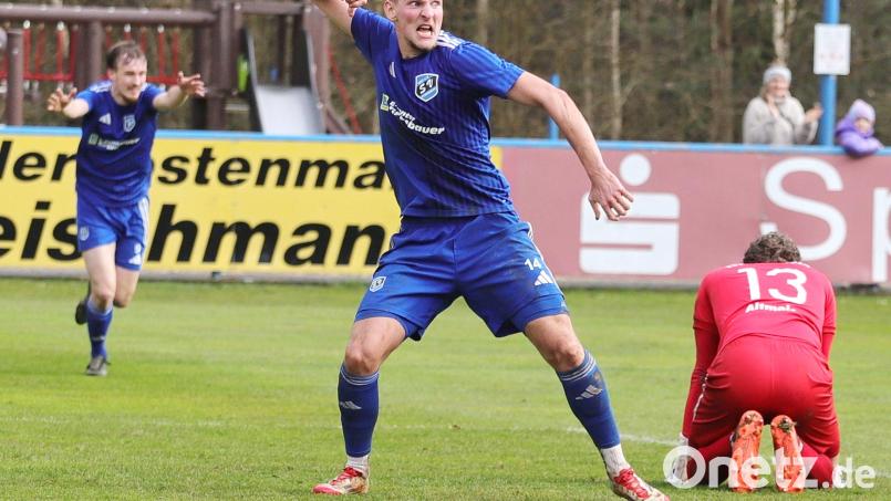 Noah Scheler spielte wie beim verwandelten Last-Minute-Elfer gegen Schwandorf beim letzten Heimspiel wieder das Zünglein an der Waage. Eine Viertelstunde vor dem Ende vollendete eine Vorbereitung von König und Pasieka zum entscheidenden 2:1. Bild: war