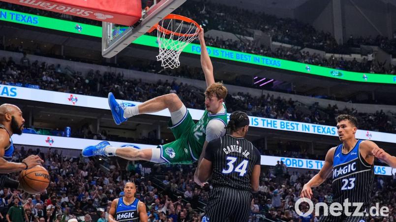Cooper Flagg (in grün) von den Dallas Mavericks übertraf mit einer historischen Punkteausbeute sogar Michael Jordan. Bild: Tony Gutierrez/AP/dpa
