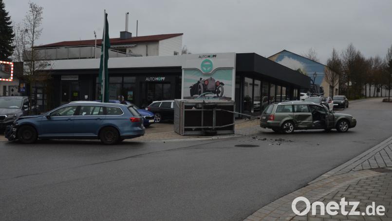 Der entstandene Sachschaden durch den Unfall in Vohenstrauß wird von der Polizei auf rund 20.000 Euro geschätzt. Bild: Elisabeth Dobmayer