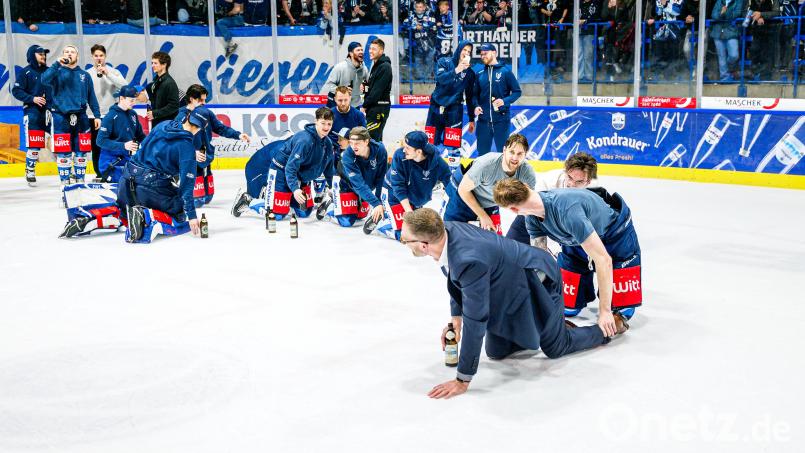 Der Sportliche Leiter Jürgen Rumrich führte die Spieler-Raupe übers Eis an. Bild: Elke Englmaier