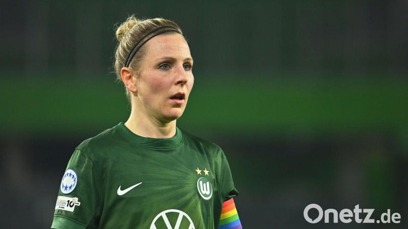 Im Finale nach hart umkämpftem Pokalspiel: Wolfsburg und Flügelstürmerin Svenja Huth. (Archivbild) Bild: Swen Pförtner/dpa