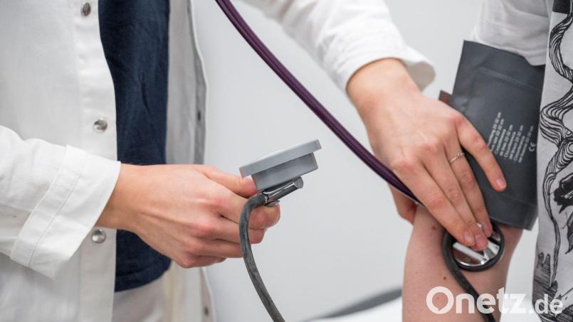 Das Interesse an der bayerischen Landarztprämie bleibt nach Darstellung des Gesundheitsministeriums hoch. (Archivbild) Bild: Daniel Vogl/dpa