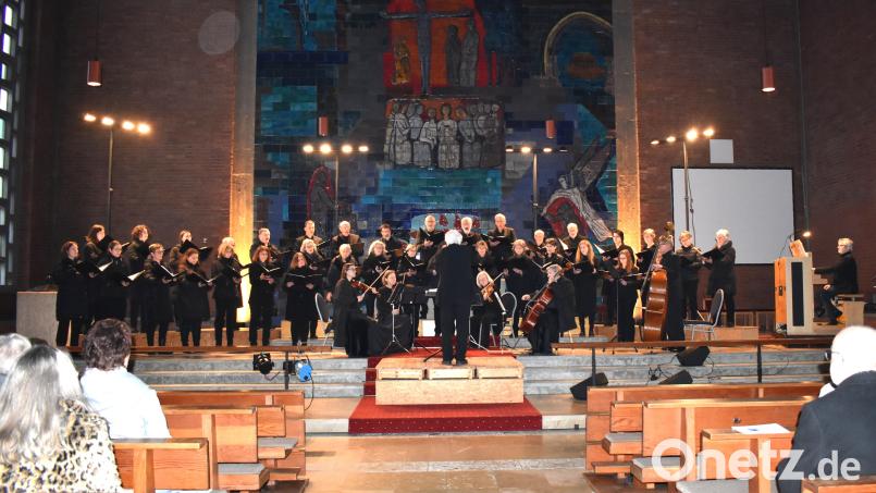 Die Chorgemeinschaft Sankt Georg und ihr Chorleiter Richard Waldmann aus Pressath begeisterten die Zuhörer in der Grafenwöhrer Friedenskirche mit ihrer "Musik zum Karfreitag". Bild: rgr