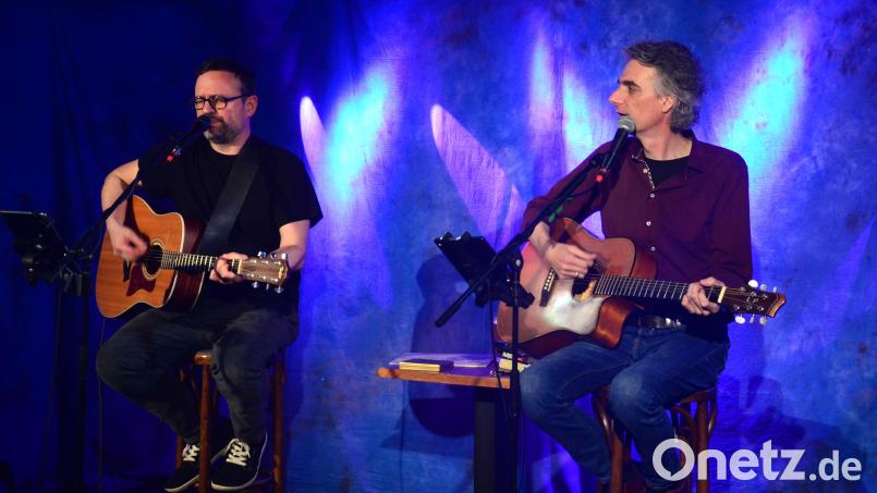 Sebastian Schlagenhaufer (rechts) und „Hundling“, alias Phil Höcketstaller, erzählen Geschichten über Wolfgang Ambros und Georg Danzer und spielen deren Songs. Bild: Kunz