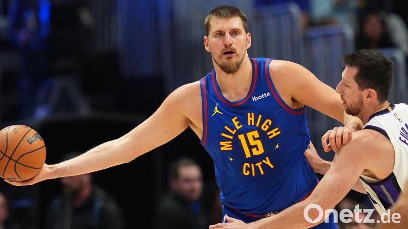 Nikola Jokic für seine Denver Nuggets zum Sieg gegen San Antonio. Bild: David Zalubowski/AP/dpa