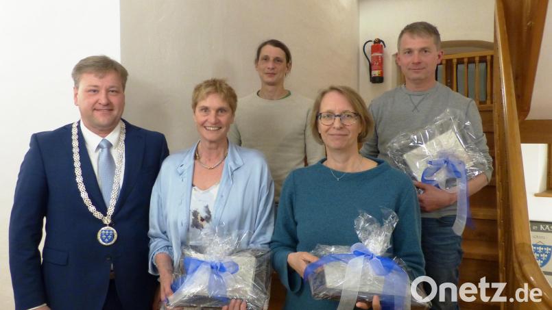 Bürgermeister Stefan Braun verabschiedete die Marktratsmitglieder Monika Breunig, Yul Steger, Ines Riedl und Georg Ehbauer (von links). Nicht auf dem Bild ist Alwin Raab. Bild: jp