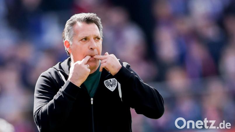 Der neue Preußen-Trainer Alois Schwartz bei seinem Pflichtspieldebüt in Kiel. Bild: Philipp Szyza/dpa