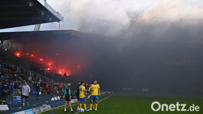 Kurz nach der Pause wurde das Spiel in Braunschweig unterbrochen. Bild: Swen Pförtner/dpa