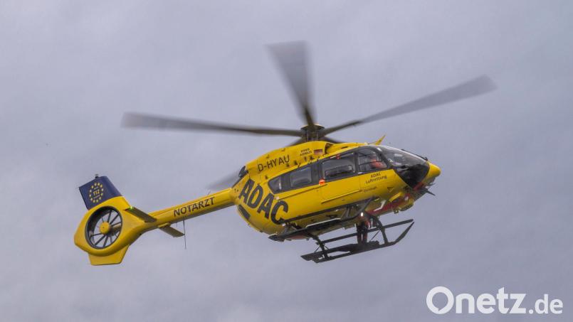 Die Mitfahrerin musste per Rettungshubschrauber in eine Klinik geflogen werden. (Symbolbild) Bild: Peter Kneffel/dpa
