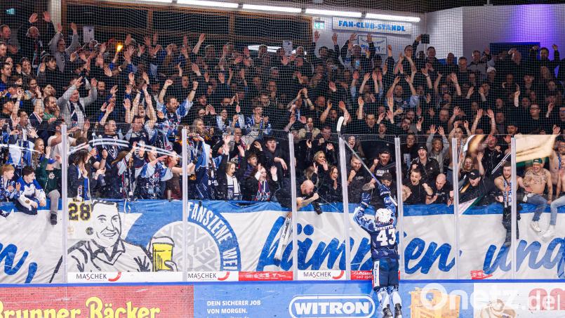 Fabian Ribnitzky feiert vor den Zuschauern den Klassenerhalt. Auch in den sozialen Medien ist die Erleichterung über den Verbleib in der DEL2 groß. Bild: Werner Moller