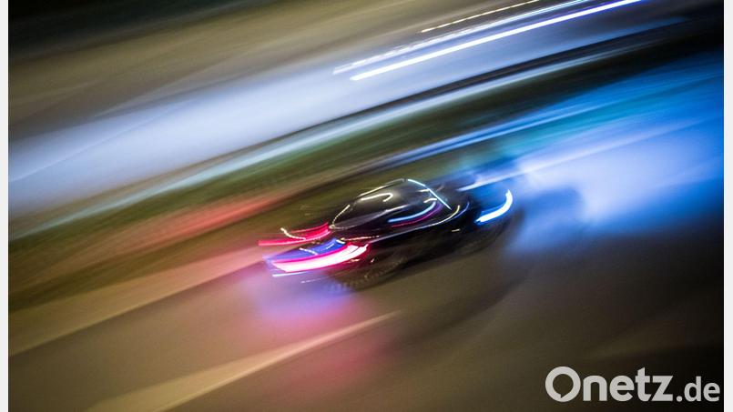 Mit über 200 Kilometern pro Stunde ist der Fahranfänger vor der Polizei geflohen. (Symbolbild) Bild: Frank Rumpenhorst/dpa