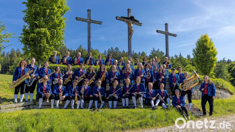 Das Orchester des Musikvereins Freudenberg bei den Drei Kreuzen am Nordhang des Johannisbergs. Bild: Hermann Koch