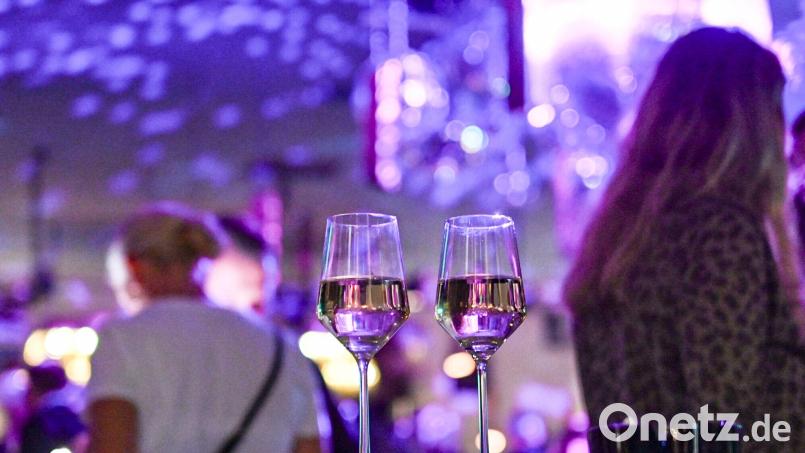 Zwei 17-Jährige haben versucht, mit ausgeliehenen Ausweisen in ein erst ab 18 Jahren zugelassenes Lokal zu kommen. (Symbolbild) Bild: Jens Kalaene/dpa/dpa-tmn