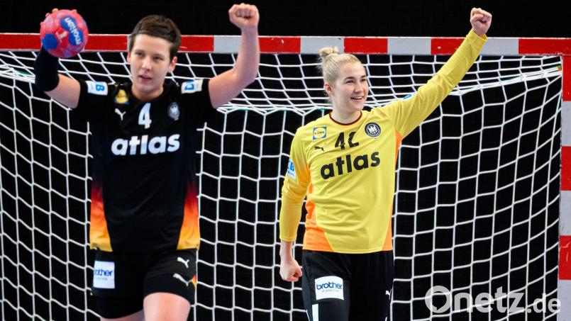 Alina Grijseels und Torhüterin Katharina Filter sind zum Abschluss der EM-Qualifikation dabei. (Archivbild) Bild: Marco Wolf/dpa