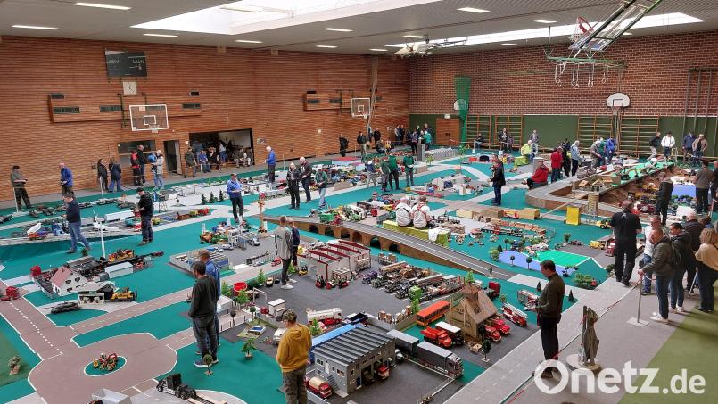 Die Dreifach-Turnhalle beherbergt den über 700 Quadratmeter großen Truck-Parcours. Bild: mfh