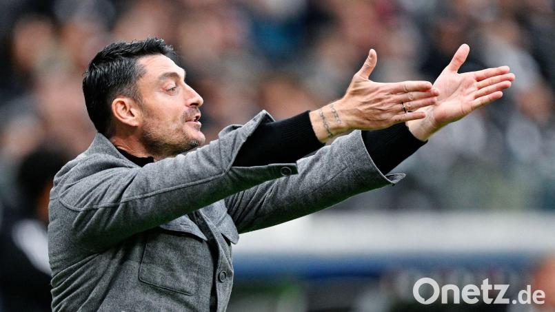 Frankfurts Coach Albert Riera hadert mit dem Zeitpunkt seines Amtsantritts und stellt klare Forderungen an Offensivjuwel Can Uzun. Bild: Uwe Anspach/dpa