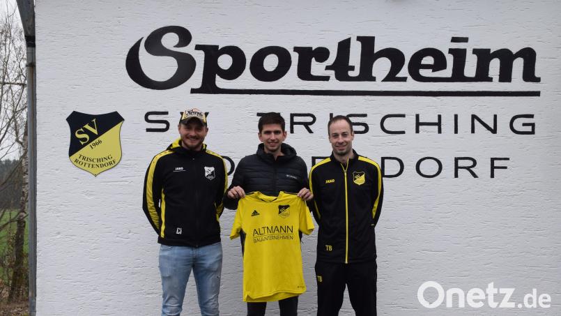 Thomas Bösl (rechts) bleibt auch in der kommenden Saison Spielertrainer beim SV Trisching. Mit Philipp Magerl (Mitte) kommt im Sommer ein weiterer hinzu. Links Trischings Abteilungsleiter Christian Igl. Bild: Christine Wesnitzer