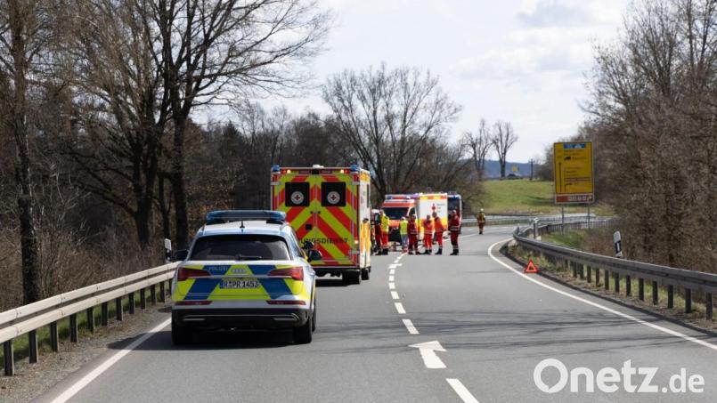 Kurz nach der Abzweigung Erbendorf-Straßenschacht ist am Ostermontag ein Unfall passiert. Die B 22 war zwischenzeitlich einseitig gesperrt. Bild: rw
