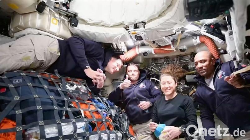 Die „Artemis 2“-Crew hat sich weiter von der Erde entfernt als jemals Menschen zuvor. Bild: Uncredited/NASA/dpa