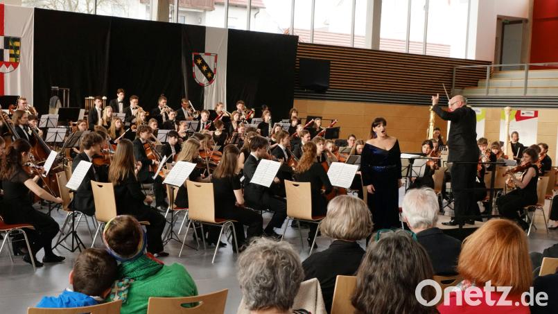 Die Sopranistin Aleksandra Gawrych steht zu Beginn des Konzerts im Mittelpunkt. Bild: Bernhard Kreuzer