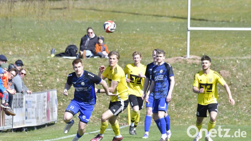 Kampf um den Ball zwischen den Spielern von Upo (blau) und dem SV Hahnbach (gelb). Das Gemeindederby endete mit 1.1. Bild: Hubert Ziegler