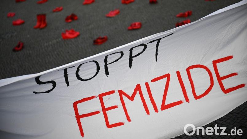 Im vergangenen Jahr starben nach einer Auswertung des Landeskriminalamts 40 Mädchen und Frauen in Bayern bei einem Femizid. (Symbolbild) Bild: Sebastian Gollnow/dpa