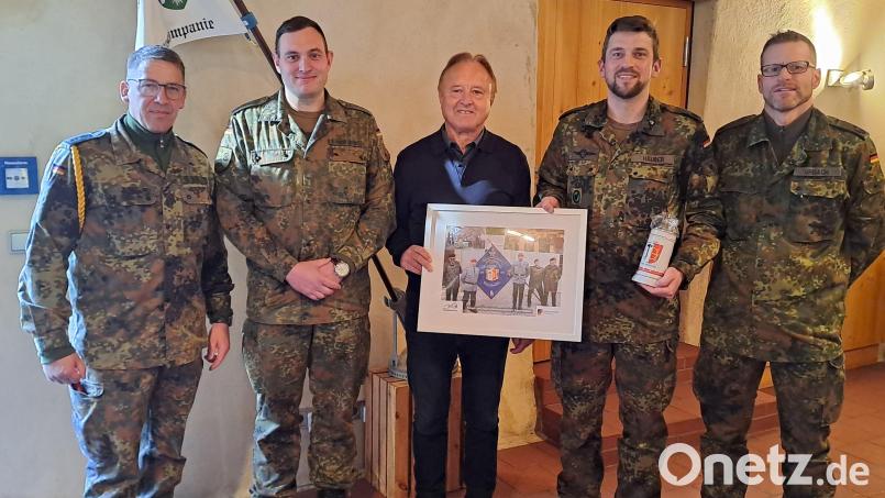 Karl Fochtner (Mitte), Vorsitzender der Krieger- und Reservistenkameradschaft, unter anderem mit dem scheidenden Kompaniechef, Major Robin Häußer (Zweiter von rechts), seinem Nachfolger, Hauptmann Peter Seifarth (Zweiter von links) sowie Bataillonskommandeur Rene Urbach (rechts). Bild: Josef Popp