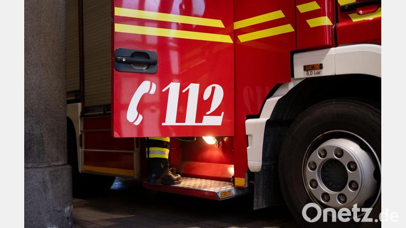 Die Feuerwehr konnte die Straße rasch wieder räumen. (Symbolbild) Bild: Niklas Treppner/dpa