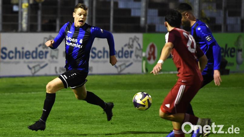 links Niklas Lang (links/Szene aus dem Spiel gegen Kornburg) gelang am Ostermontag in Würzburg der späte Siegtreffer für die SpVgg SV Weiden. Archivbild: Gerhard Büttner