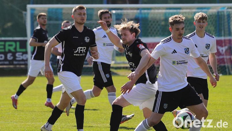 Das Bild zeigt die beiden Torschützen im Vordergrund. Mirko Griesbeck (weißes Trikot) traf aus Höhe der Strafraumgrenze mit einem satten Schuss. Sein Gegenspieler beim Zweikampf, Max Wilhelm traf vor der Pause zur 1:0 Führung der Niederbayern. Bild: war