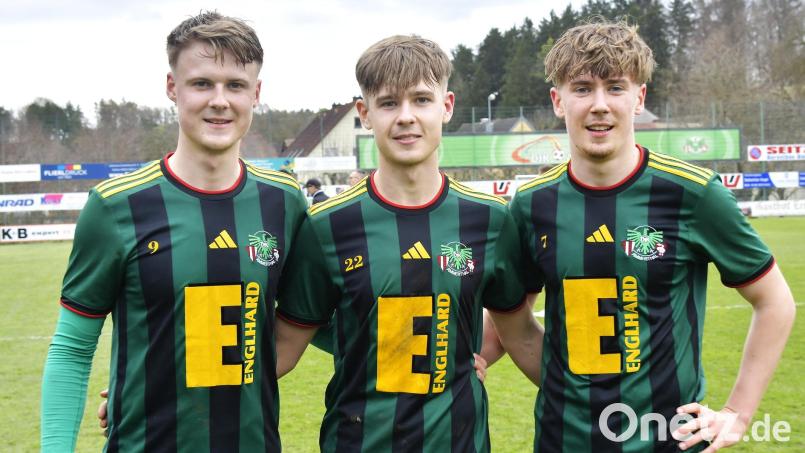 Die drei Pirner-Brüder bei der DJK Ammerthal: (von links) Fabio, Simon und Noah Pirner. Am Samstag standen alle drei beim Sieg gegen den TSC Neuendettelsau von Anpfiff an auf dem Platz. Bild: Hubert Ziegler