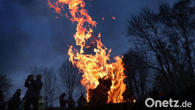 Ein Osterfeuer hat einen Brandherd an einer Scheune ausgelöst. (Symboldbild) Bild: Karl-Josef Hildenbrand/dpa