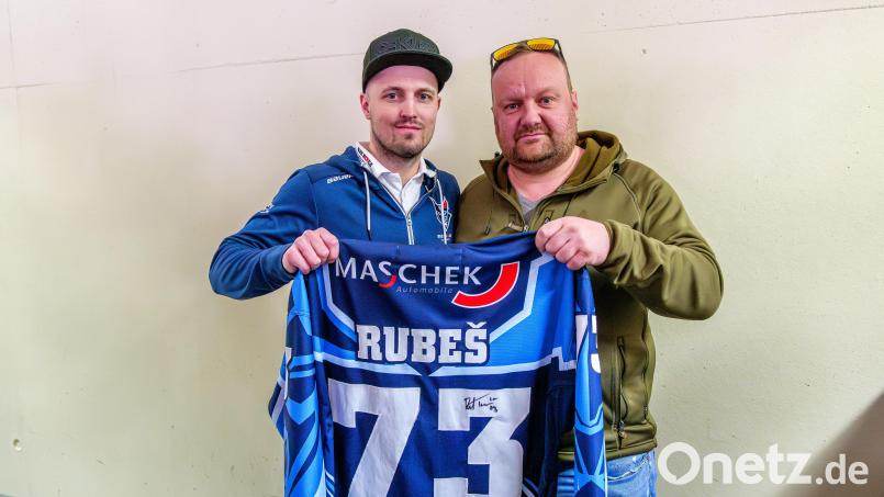 Tomas Rubes (links), Kapitän der Blue Devils Weiden, war bei der Saisonabschlussfeier samt Trikotversteigerung am Ostermontag sichtlich bewegt. Bild: Elke Englmaier