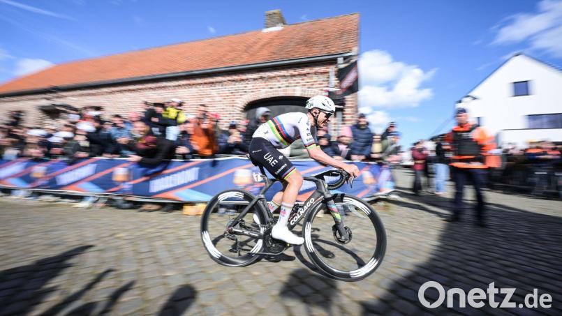 Tadej Pogacar wartete nicht an einer Bahnschranke. Bild: David Pintens/Belga/dpa