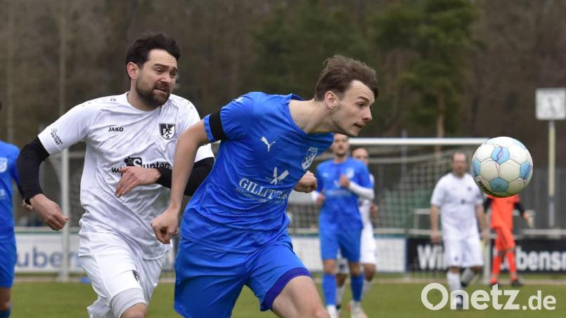 Einen Sieg und eine Neiderlage gab es für den SV Schwarzhofen (blaue Trikots) am Oster-Wochenende. Bild: Hans Mark