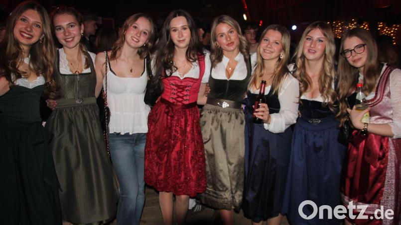 Diese jungen Damen aus der Region waren begeistert von der Party-Stimmung in Poppenreuth. Bild: Konrad Rosner