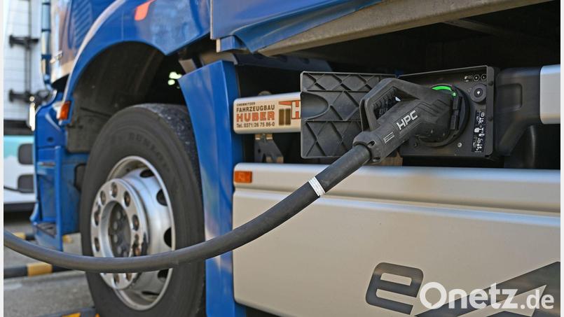 Ein E-Lkw wird auf dem Gelände einer Spedition in Zwickau geladen. Entlang der Autobahnen fehlt es nach Branchenangaben an einem gut ausgebauten Netz an Ladestationen für Lkw. Bild: David Hammersen/dpa