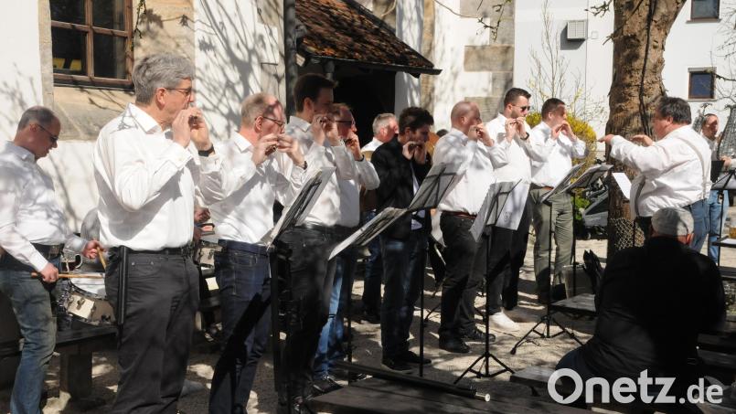 Strahlender Sonnenschein und klasse Musik vom Spielmannszug aus Eschweiler – da konnte man es aushalten im Kreuzerwirt-Spitalgarten. Bild: ge