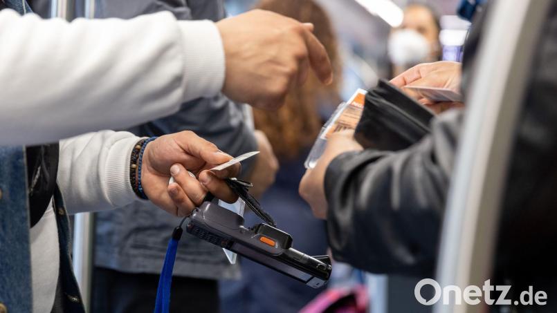Der 20-Jährige zeigte dem Schaffner ein nicht gültiges Ticket. (Symbolbild) Bild: Daniel Karmann/dpa
