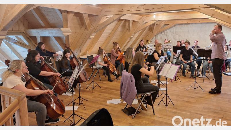 Mit beim Konzert ist auch das Orchester des Vereins Abenteuer Kultur unter der Leitung von Markus Werner (stehend) mit Streichern und Bläsern. Bild: Jochen Neumann/exb