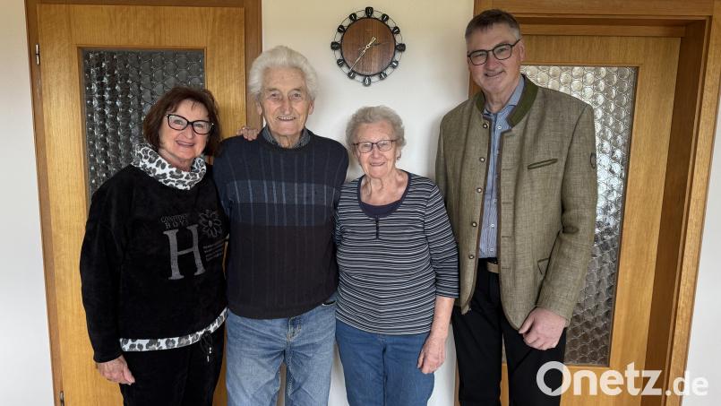 Bürgermeister Hans Prechtl (rechts) und seine Gattin Irmgard (links) gratulierten Xaver Hausmann zu seinem 95. Geburtstag. Mit im Bild seine Gattin Maria, mit der er seit 61 Jahren verheiratet ist. Bild: Lisa Winter