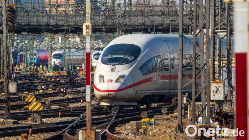 Kurz vor dem Hauptbahnhof in der Landeshauptstadt hat ein Mann die Notbremse gezogen. (Symbolbild) Bild: Peter Kneffel/dpa
